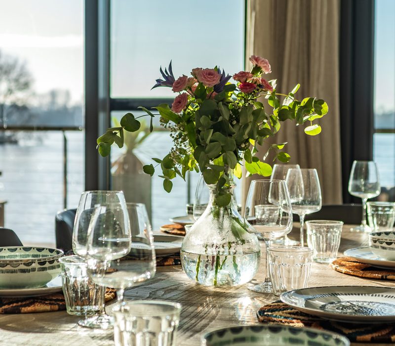 Dining-table-with-view-to-Lake